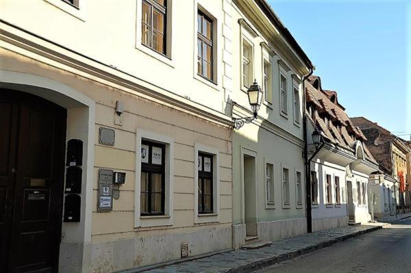 Downtown Apartments With Shared Kitchen Győr Esterno foto