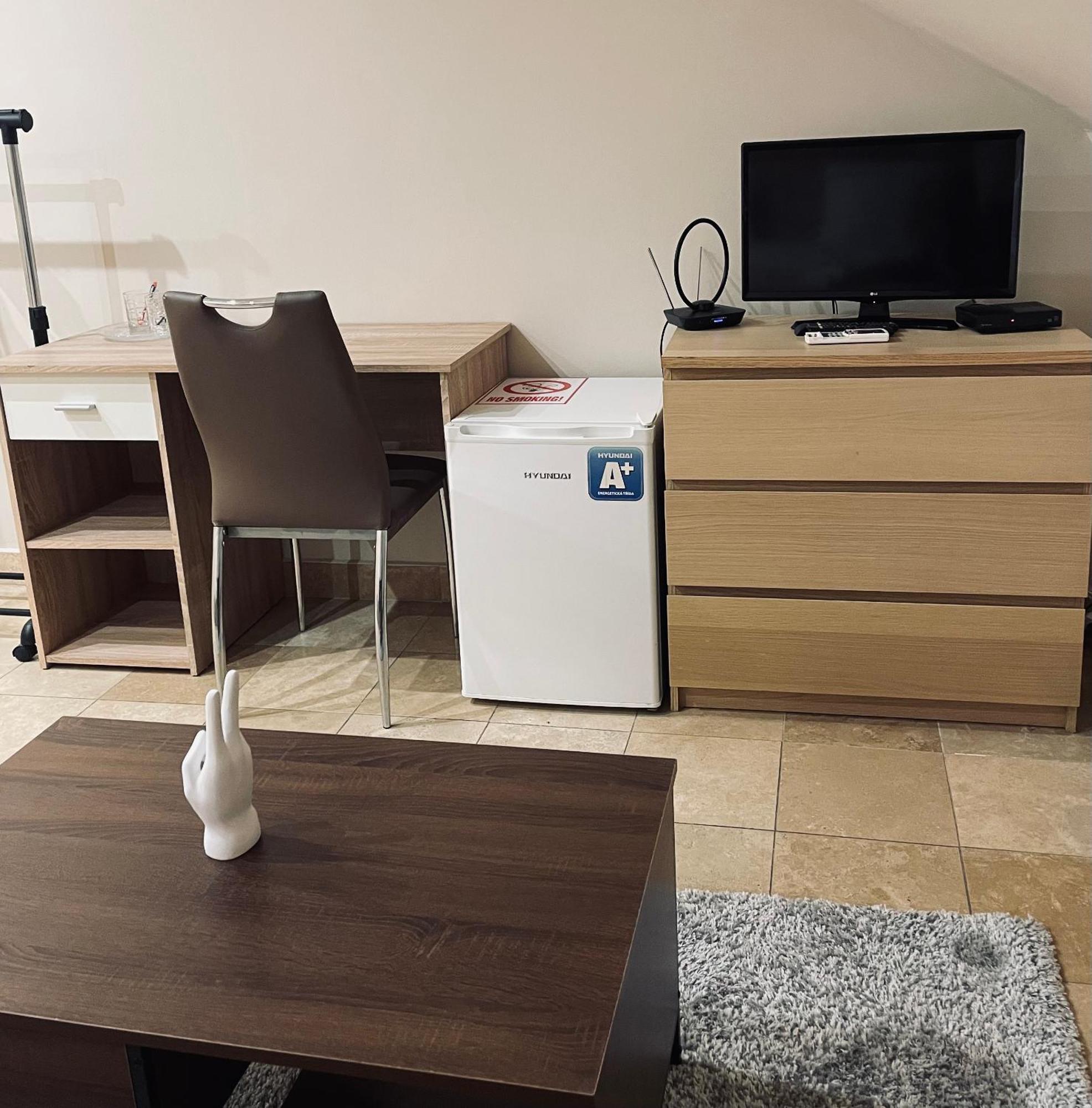 Downtown Apartments With Shared Kitchen Győr Esterno foto